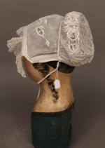 Anjou : Bonnet en mousseline avec une large broderie au...
