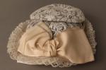 Anjou : Saumur, bonnet en mousseline richement brodé au plumetis...