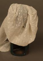 Normandie : Bonnet de Barfleur en mousseline blanche plissée, brodée...