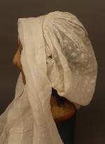 Normandie : Bonnet de Barfleur en mousseline blanche plissée, brodée...