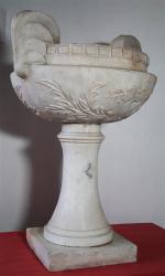 Vasque sur pied en marbre blanc sculpté à décor floral,...