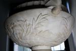 Vasque sur pied en marbre blanc sculpté à décor floral,...
