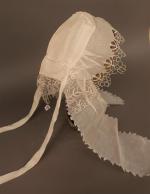 Bretagne : Bonnet en mousseline blanche à fond finement plissé...