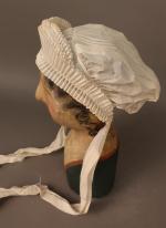 Charentes : Bonnet linon charentais en mousseline unie à fond...