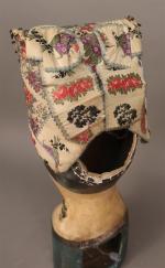 Poitou : Ancien bonnet rigide recouvert de rubans brodés de...