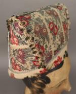Poitou : Ancien bonnet rigide recouvert de rubans brodés de...