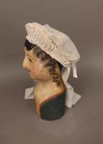 Poitou : bonnet linon de Thénezay (Poitiers),provenant de la famille...