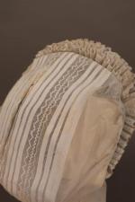 Poitou : bonnet linon de Thénezay (Poitiers),provenant de la famille...