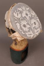 Touraine : Bonnet en mousseline brodé au plumetis de fleurs...