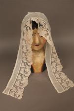 Charollais : Bonnet en mousseline blanche avec de grandes brides...