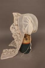 Charollais : Bonnet en mousseline blanche avec de grandes brides...