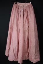 Longue robe vers 1900 en soie rose et broderies (usures)