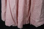 Longue robe vers 1900 en soie rose et broderies (usures)