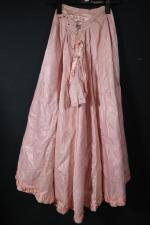 Longue jupe en soie rose vers 1930 agémentée d'une frise...