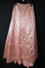 Longue jupe en soie rose vers 1930 agémentée d'une frise...