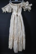 Longue robe de fillette en soie beige vers 1900 agrémentée...