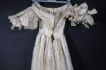 Longue robe de fillette en soie beige vers 1900 agrémentée...