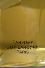 GUY LAROCHE - Fidji. Flacon de parfum factice géant en...