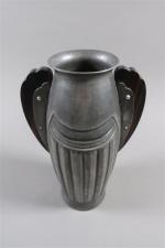 D'ARGYL. Vase en étain époque Art Déco à deux anses...