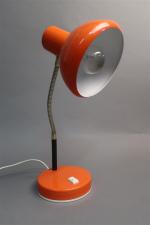 Lampe de bureau années 70 en métal laqué orange avec...