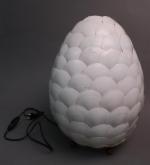 Lampe Oeuf en matière plastique blanche avec application de coquillages,...
