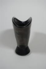 PRINKNASH. Vase aplati en céramique émaillée noir irisé sur petit...