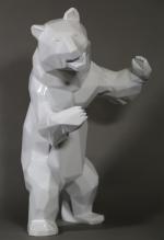 Richard ORLINSKI (1966). Ours blanc debout. Sculpture en polyrésine, signature...