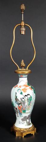 Lampe formée d'un vase en porcelaine de Chine à décor...