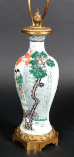 Lampe formée d'un vase en porcelaine de Chine à décor...