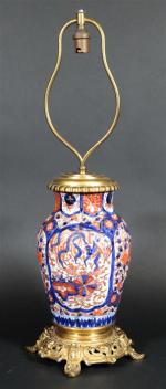Lampe formée d'un vase en porcelaine Imari à décor floral,...