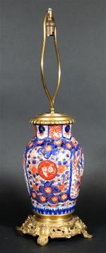 Lampe formée d'un vase en porcelaine Imari à décor floral,...