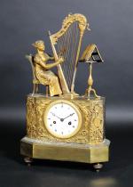LEPAUTE : Pendule d'époque Restauration en bronze doré à décor...