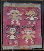 CHIMU-PEROU : Fragment de textile à décor de quatre personnages....