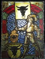 Vitrail représentant un chevalier en armure sous une voute architecturée...