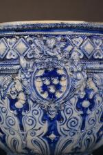 Cache-pot sur piédouche en grès gris-bleu d'Alsace à décor en...
