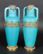 Paire de vases-amphores en céramique émaillée bleu-turquoise, monture en bronze...