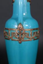 Paire de vases-amphores en céramique émaillée bleu-turquoise, monture en bronze...