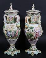 CAPO DI MONTE : Paire de grands vases couverts en...