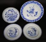 CHINE : Ensemble en porcelaine à décor en camaieu bleu...