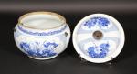 CHINE: Bouillon couvert en porcelaine et émail bleu sous couverte,...