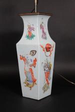 CHINE : Vase balustre de section carrée en porcelaine à...