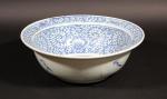 CHINE : Bassin en porcelaine bleu blanc à décor de...