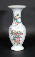 CHINE : Vase balustre à col évasé en porcelaine à...