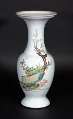 CHINE : Vase balustre à col évasé en porcelaine à...