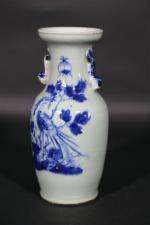 CHINE : Petit vase balustre en porcelaine à décor en...