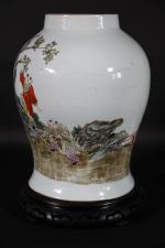 CHINE : Potiche couverte en porcelaine à décor polychrome de...