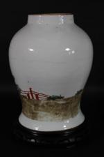 CHINE : Potiche couverte en porcelaine à décor polychrome de...