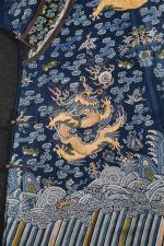 CHINE : Robe en soie et lin brodés, à décor...