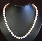 Collier de cinquante-six perles du JAPON 8,5/9 mm, fermoir en...