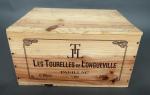 Bordeaux rouge. Caisse en bois contenant six bouteilles Les Tourelles...